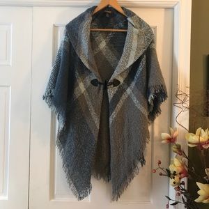 ALTARE Blue/Gray/White Plaid Fringe Knit Poncho w/Toggle Closure~NWOT!